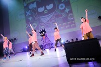 スタメンKiDSとバッドばつ丸のコラボの様子。（撮影：笹森健一）