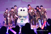 SUPER★DRAGONとけろけろけろっぴのコラボの様子。（撮影：笹森健一）