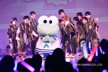 SUPER★DRAGONとけろけろけろっぴのコラボの様子。（撮影：笹森健一）
