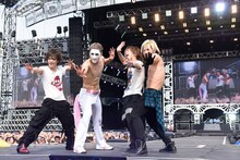 ゴールデンボンバー（撮影：釘野孝宏）