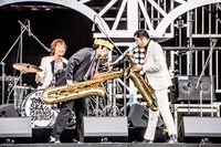 左から茂木欣一（Dr / 東京スカパラダイスオーケストラ）、さかなクン、谷中敦（B.Sax / 東京スカパラダイスオーケストラ）。（撮影：青木カズロー）