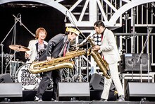 左から茂木欣一（Dr / 東京スカパラダイスオーケストラ）、さかなクン、谷中敦（B.Sax / 東京スカパラダイスオーケストラ）。（撮影：青木カズロー）