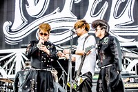 氣志團に有り金をカツアゲされるTAKUMA（10-FEET）。（撮影：青木カズロー）