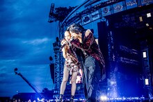 左から中島美嘉、HYDE（VAMPS）。（撮影：青木カズロー）