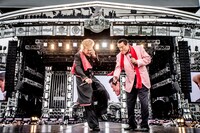 左から綾小路翔（氣志團）、アントニオ猪木。（撮影：青木カズロー）