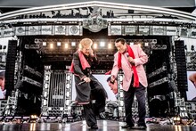 左から綾小路翔（氣志團）、アントニオ猪木。（撮影：青木カズロー）