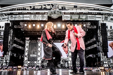 左から綾小路翔（氣志團）、アントニオ猪木。（撮影：青木カズロー）