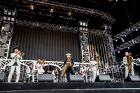 東京スカパラダイスオーケストラとさかなクンのコラボレーション。（撮影：青木カズロー）