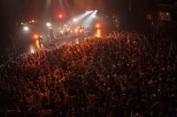 「DOES 10th Anniversary Live『Thanksgiving!』in AKASAKA BLITZ」の様子。（撮影：新保勇樹）