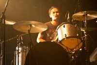 森田ケーサク（Dr）（撮影：新保勇樹）