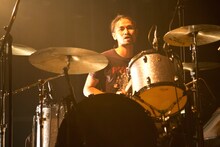 森田ケーサク（Dr）（撮影：新保勇樹）