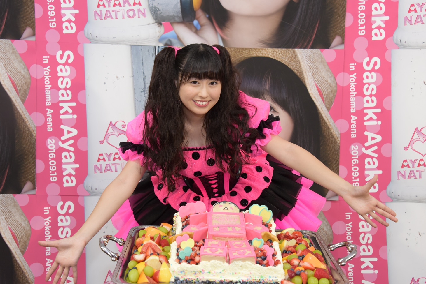人気画像7位は「あーりんソロコンで横アリが一面ピンクに！78回あーりん連呼の新曲も」より、あーりんロボケーキに大喜びのあーりん。