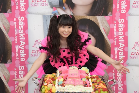 あーりんロボケーキに大喜びのあーりん。