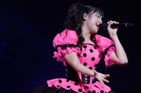 ピンクの衣装で熱唱するあーりん。（photo by HAJIME KAMIIISAKA）