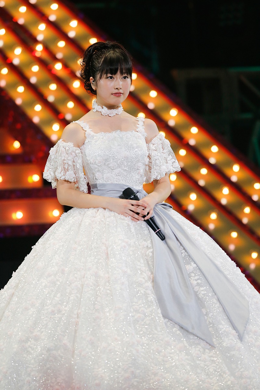 純白のドレスに着替えたあーりん。（photo by HAJIME KAMIIISAKA）