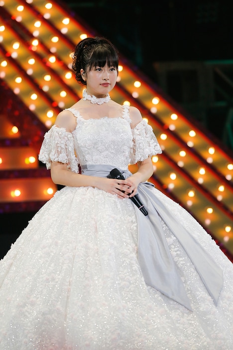 純白のドレスに着替えたあーりん。(photo by HAJIME KAMIIISAKA)