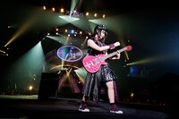 ギターをかき鳴らすあーりん。（photo by HAJIME KAMIIISAKA）