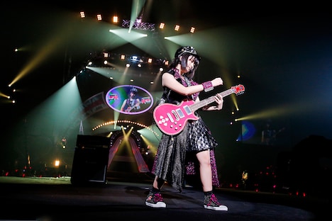 ギターをかき鳴らすあーりん。(photo by HAJIME KAMIIISAKA)