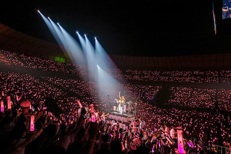 トロッコで移動するあーりん。(photo by HAJIME KAMIIISAKA)