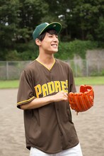 「次ナルTV-G」のMCを務めるユースケ。