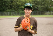 「次ナルTV-G」のMCを務めるユースケ。