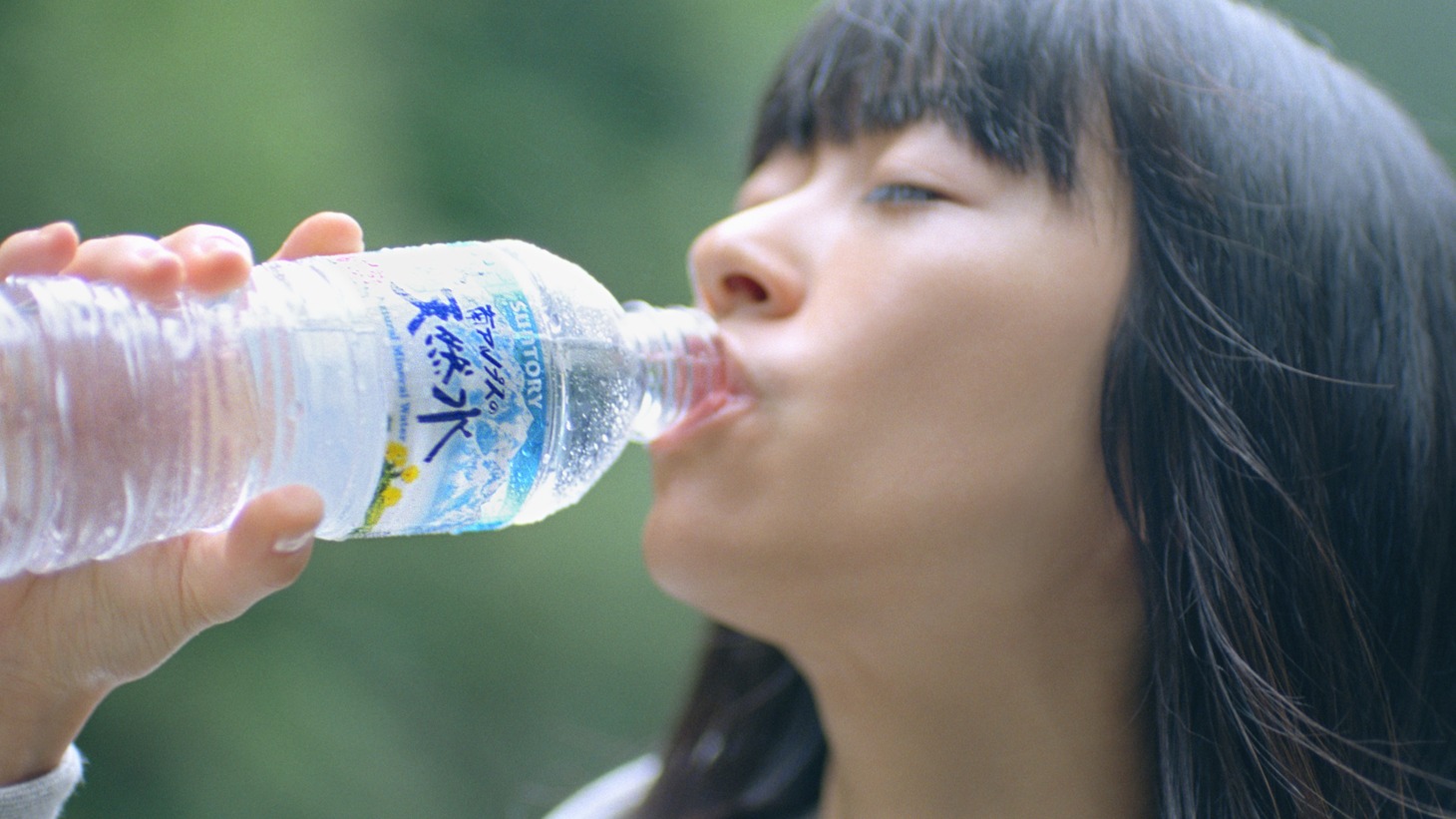 「サントリー天然水」新CM「水の山行ってきた南アルプス」篇のワンシーン。