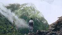 「サントリー天然水」新CM「水の山行ってきた南アルプス」篇のワンシーン。