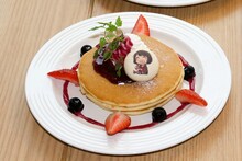 若井友希考案のフードメニュー「ゆうきリンリン！ ベリーVeryうまうまパンケーキ」。