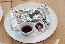 久保田未夢考案のフードメニュー「バター醤油にハズレなし！ えのきとしめじ、包みました」。