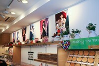 コラボレーション実施期間中、スイーツパラダイス新宿ミロード店店内にはi☆Risのパネルが掲出される。