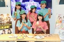 自身考案のフードメニューとドリンクメニューを紹介するi☆Risメンバー。