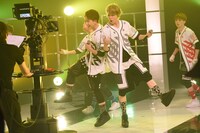 「Summer love」のパフォーマンスの様子。