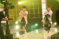 「Summer love」のパフォーマンスの様子。