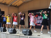 「いつか私たちも超（スーパー）に！伸び白埋めてもよかよかツアー」ファイナル公演の様子。（写真提供：ビクターエンタテインメント）