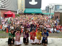 「いつか私たちも超（スーパー）に！伸び白埋めてもよかよかツアー」ファイナル公演の様子。（写真提供：ビクターエンタテインメント）