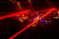 「MIYAVI Japan Tour 2016 "NEW BEAT, NEW FUTURE"」初日公演の様子。（Photo by Yusuke Okada）