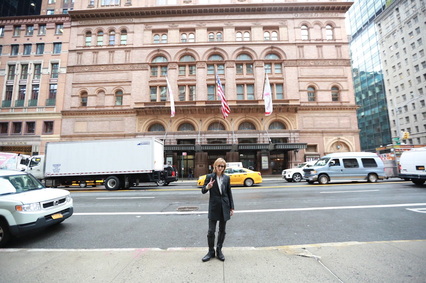Carnegie Hall前で記念撮影をするYOSHIKI。