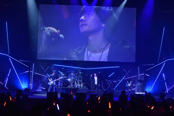 「アニメ『亜人』スペシャルイベント」でのflumpoolのライブの様子。