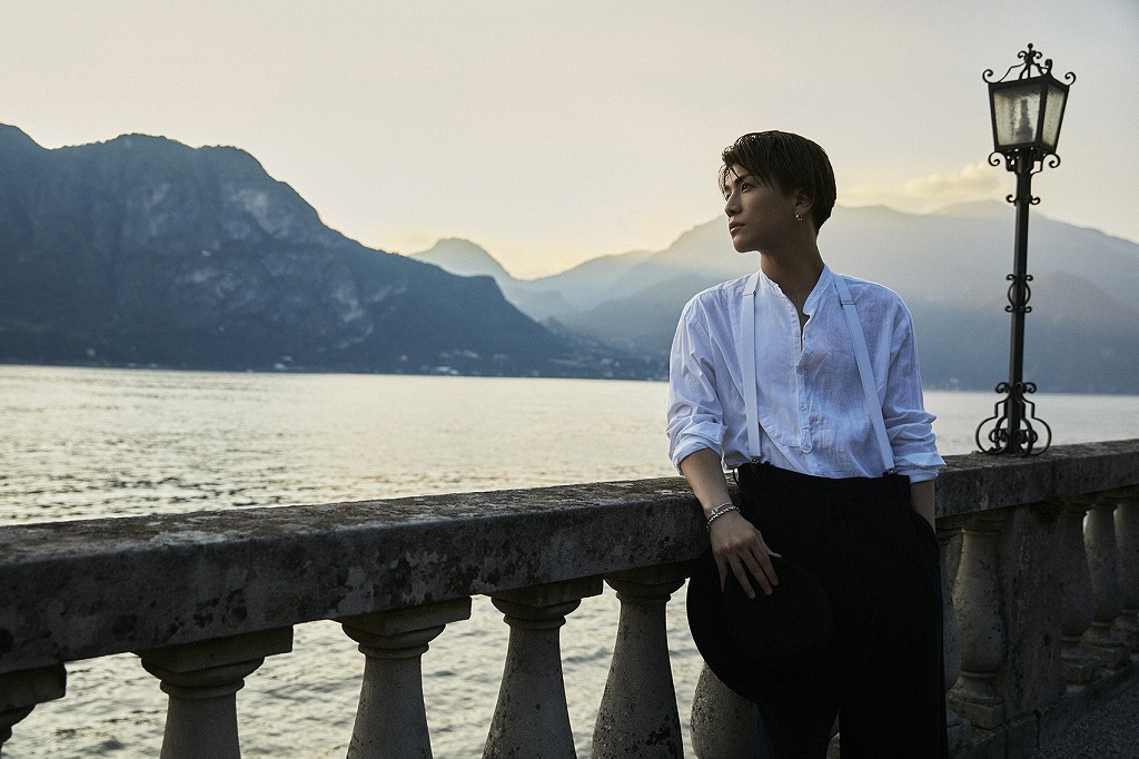岩田剛典「AZZURRO」のワンカット。（撮影：長山一樹［S-14］）