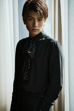 岩田剛典「AZZURRO」のワンカット。（撮影：長山一樹［S-14］）