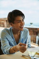 岩田剛典「AZZURRO」のワンカット。（撮影：長山一樹［S-14］）