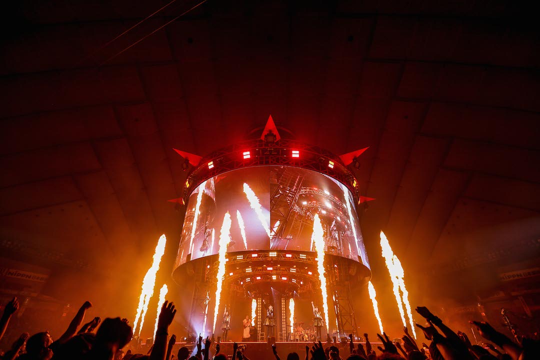 「BABYMETAL WORLD TOUR 2016 LEGEND -METAL RESISTANCE- RED NIGHT」の様子。（Photo by MIYAAKI Shingo）