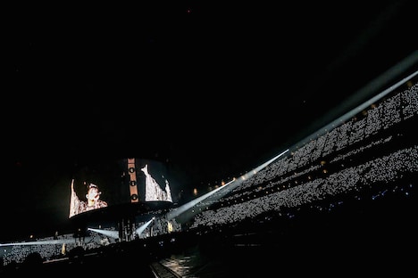 「BABYMETAL WORLD TOUR 2016 LEGEND -METAL RESISTANCE- RED NIGHT」の様子。（Photo by MIYAAKI Shingo）