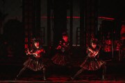 「BABYMETAL WORLD TOUR 2016 LEGEND -METAL RESISTANCE- RED NIGHT」の様子。（Photo by Taku Fujii）