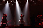 「BABYMETAL WORLD TOUR 2016 LEGEND -METAL RESISTANCE- RED NIGHT」の様子。（Photo by MIYAAKI Shingo）