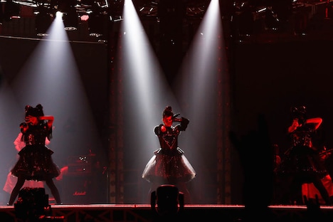 「BABYMETAL WORLD TOUR 2016 LEGEND -METAL RESISTANCE- RED NIGHT」の様子。（Photo by MIYAAKI Shingo）