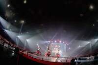 「BABYMETAL WORLD TOUR 2016 LEGEND -METAL RESISTANCE- BLACK NIGHT」の様子。（Photo by Taku Fujii）