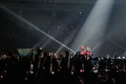 「BABYMETAL WORLD TOUR 2016 LEGEND -METAL RESISTANCE- BLACK NIGHT」の様子。（Photo by Taku Fujii）