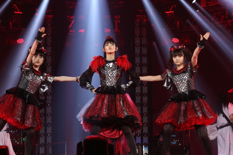 「BABYMETAL WORLD TOUR 2016 LEGEND -METAL RESISTANCE- BLACK NIGHT」の様子。（Photo by Taku Fujii）