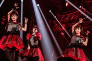 「BABYMETAL WORLD TOUR 2016 LEGEND -METAL RESISTANCE- BLACK NIGHT」の様子。（Photo by Taku Fujii）